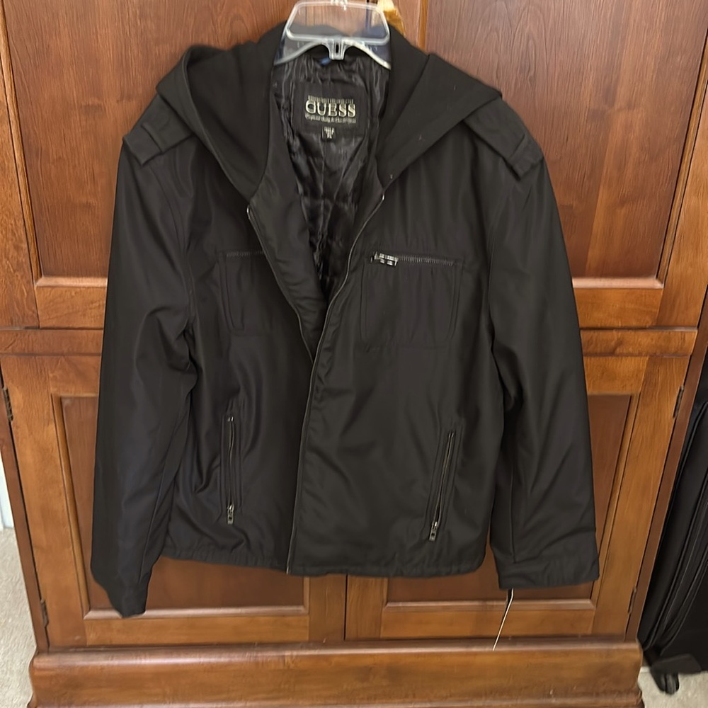New with tags Xl black Guess jacket with hood. Nice zipper pockets.
